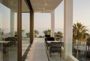grosse balkon terrasse mit glas wand und meerblick im modernen designer hotel anabelle in paphos zypern in europa