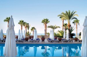 hell blauer kritstall klarer pool mit glatten spiegelndem wasser und palmen im modernen designer hotel anabelle in paphos zypern in europa