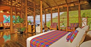 grosses wunderschönes schlafzimmer im anse chastanet luxus resort in st. lucia karibik