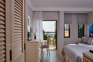 Deluxe Room mit Blick auf den Golfplatz, Aphrodite Hills Hotel, Paphos, Zypern 