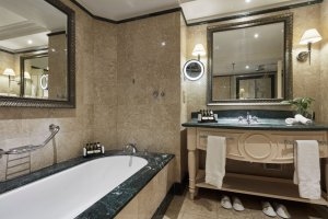 Badezimmer Deluxe Room, Aphrodite Hills Hotel, Paphos, Zypern 