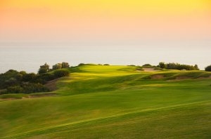 zypern paphos aphrodite hills resort golfplatz im sanften licht fuer bestes spiel