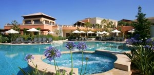 zypern paphos aphrodite hills resort pool zur abkuehlung