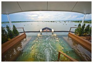 entspannen Sie im Outdoor Pool der Aqua Mekong, Mekong Flusskreuzfahrt, Vietnam mit Blick auf den Mekong 