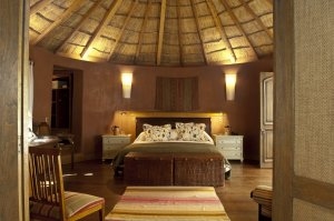 exklusives schlafzimmer einer superior round suite im Awasi Atacama, Atacama Wueste, Chile