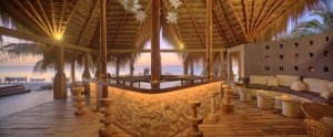 gemütliche und exotische insel star bar mit stein holz und strohdach im afrikanischen stil in dem resort azura benguerra island in mosambik afrika
