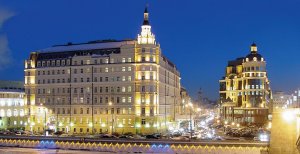 romantische abendstimmung im hotel baltschug kempinski in moskau russland