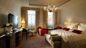 klassisch elegantes schlafzimmer einer suite im hotel baltschug kempinski in moskau russland