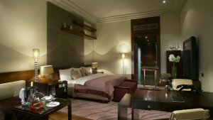 luxuriöses schlafzimmer einer suite im hotel baltschug kempinski in moskau russland