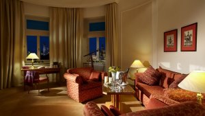 grosses wohnzimmer einer luxus suite im hotel baltschug kempinski in moskau russland
