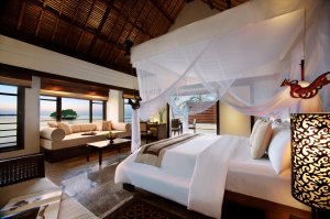 luxuriöses schlafzimmer mit meerblick im banyan tree resort bintan in indonesien