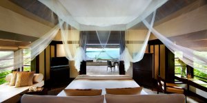 traumhaftes schlafzimmer einer villa im banyan tree resort bintan in indonesien