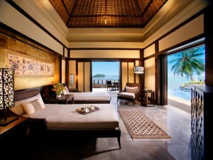 luxuriöses schlafzimmer einer villa im banyan tree resort bintan in indonesien