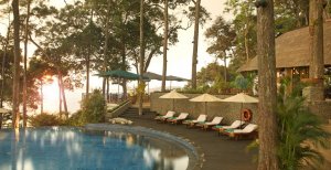 traumhafter pool am meer im banyan tree resort bintan in indonesien