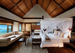 luxus schlafzimmer mit meerblick und privaten pool im banyan tree resort bintan in indonesien