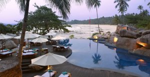 luxuriöser pool im banyan tree resort bintan in indonesien