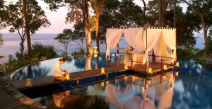 romantische abendstimmung am pool im banyan tree resort bintan in indonesien