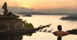 romantischer sonnenuntergang im banyan tree resort bintan in indonesien