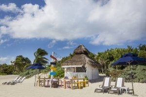 Luxusurlaub Mexiko im Banyan Tree Mayakoba Coole Beachbar Shack für den Mojito oder das Beer am herrlichen Traumstrand im weißen Sand umgeben von Traumkulisse