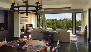 Luxusurlaub Mexiko im Banyan Tree Mayakoba Blick in den großen Wohnbereich einer Familiy Residence im Luxushotel