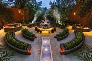 Luxusurlaub Mexiko im Banyan Tree Mayakoba Dinner im Freien der herrlichen Gartenlandschaft des Luxushotels für das perfekte Dinner zu zweit inmitten der Romantik Mexikos