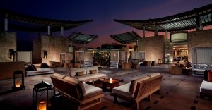 Luxusurlaub Mexiko im Banyan Tree Mayakoba Lobby Terrasse bei Nacht mit vielen Kerzen und romantische Stimmung im Luxushotel