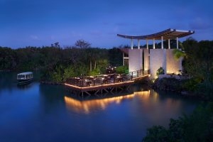 Luxusurlaub Mexiko im Banyan Tree Mayakoba Terrasse des Restaurant Saffron direkt am Wasser für ein romantisches Dinner