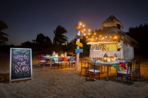 Luxusurlaub Mexiko im Banyan Tree Mayakoba Coole Beachbar Shack bei Nacht mit warmer Beleuchtung für einen Romantischen Drink am Strand