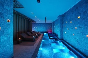 Luxusurlaub Mexiko im Banyan Tree Mayakoba Luxuspool im Spa Bereich des Hotels in warmen Blautönen gehalten lädt zum entspannen und genießen ein