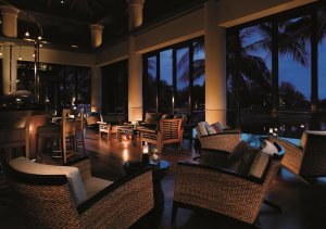 romantische abendstimmung in der bar des banyan tree resort und spa in phuket thailand