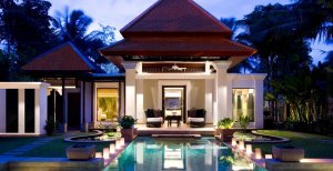 romantische abendstimmung in einer privaten villa im banyan tree resort und spa in phuket thailand