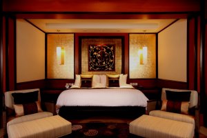 luxus schlafzimmer im banyan tree resort und spa in phuket thailand