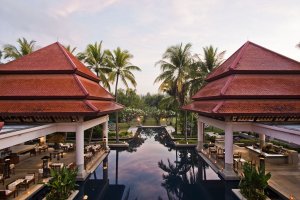 malerischer pool unter palmen im banyan tree resort und spa in phuket thailand