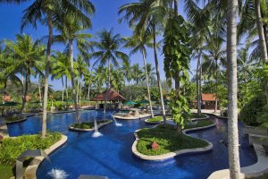 wunderschöne poolanlage im banyan tree resort & spa in phuket thailand