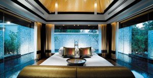 modernes schlafzimmer einer spa villa im banyan tree resort & spa in phuket thailand