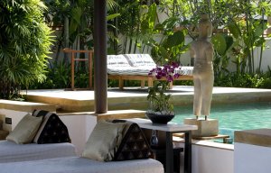 edle terrasse mit pool und garten im banyan tree resort & spa in phuket thailand