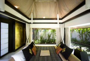 geräumiges wohnzimmer einer villa im banyan tree resort & spa in phuket thailand