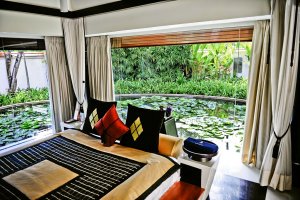 schlafzimmer mit einem see umgeben im banyan tree resort & spa in phuket thailand