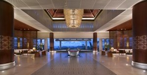 moderne lobby im banyan tree ungasan resort in bali indonesien