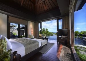 elegantes traumschlafzimmer mit poolblick im banyan tree ungasan resort in bali indonesien