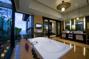 grosse luxusbadewanne einer villa im banyan tree ungasan resort in bali indonesien