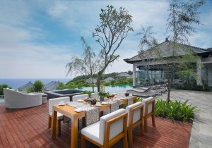 grosse terrasse mit pool und ausblick im banyan tree ungasan resort in bali indonesien