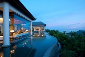 luxus villa mit pool und glasfenster im banyan tree ungasan resort in bali indonesien