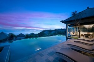 romantischer ausblick von einer luxus villa im banyan tree ungasan resort in bali indonesien