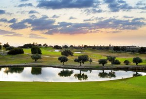 Spanien Jerez de la Frontera Barcelo Montecastillo Golfplatz mit kleinem See in der Abendstimmung