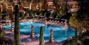 wunderschöner pool bei nacht im bellagio in den usa las vegas