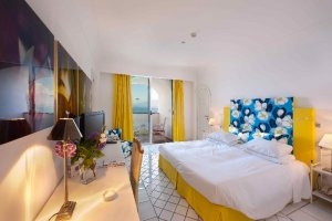 helles Schlafzimmer mit Ausblick auf das Meer im bellevue syrene hotel in sorrent Italien