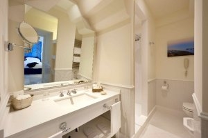 modernes badezimmer im bellevue syrene hotel in sorrent Italien