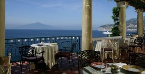 romantisches Mittagessen mit Ausblick auf das Meer im bellevue syrene hotel in sorrent Italien