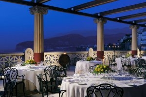 romantisches Abendessen mit italienischer Küche im bellevue syrene hotel in sorrent Italien